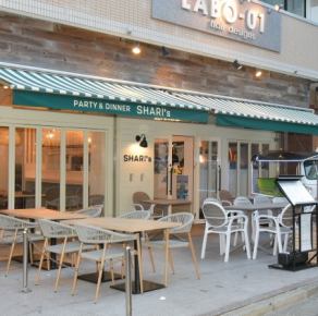 《夏を彩るテラス席》トュクトュクを眺めなが乾杯！