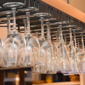 プロジェクター・音響設備完備。お持ち込み頂ければ音響も自由にご利用可、事前のご連絡で店内飾りつけやレイアウト変更も協力させて頂きます♪出来るだけのリクエストにお応え致しますので、お気軽にご相談ください。