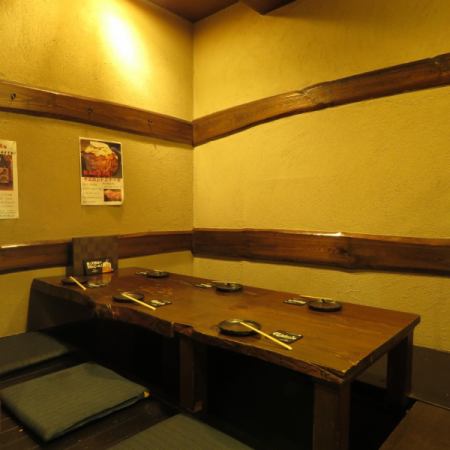 [Private room] The tatami room can be used by up to 2 people.Please use it for various purposes such as drinking parties, girls' associations, reunions, and entertainment.You can spend your time without worrying about your surroundings in a Japanese-modern old folk house-like space where you can relax.Please enjoy seasonal ingredients in a comfortable atmosphere.