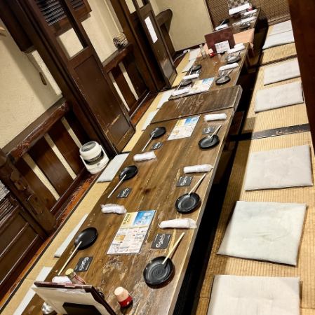 16-person private room with legs up, but some people cannot put their legs down due to the use of an auxiliary table.