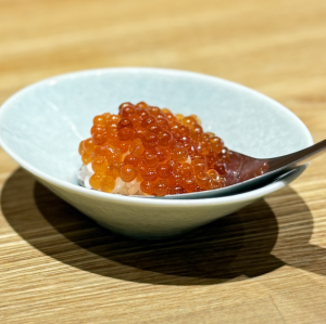 Salmon roe and lotus sushi (1 piece)