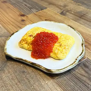 三文鱼籽配卷蛋饼