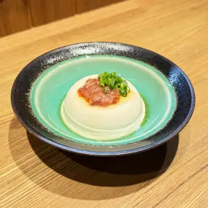 用100%北海道产大豆制成的冷豆腐，上面放有发酵鱼内脏。