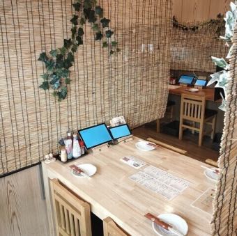 テーブル席は、友人や家族とのお食事にぴったりのスペースです☆会話を楽しみながらリラックスした時間をお過ごしください。