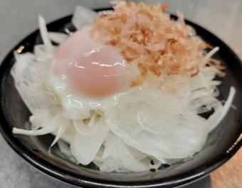 オニオンスライス温玉のせ