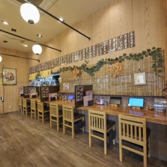 カウンター席は一人飲みや少人数でのお集まりにもぴったりです☆