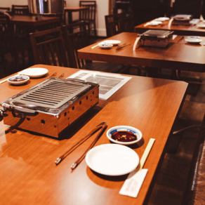 リラックスして焼肉を楽しんで頂けるようなシンプルな空間。テーブル席では人数に合わせてレイアウトも自由自在！和を基調とした風情ある店内でゆったりとおくつろぎください！各種宴会のご利用にもオススメです◎ご友人やご家族と美味しい焼肉を食べながら楽しいひと時をお過ごしください