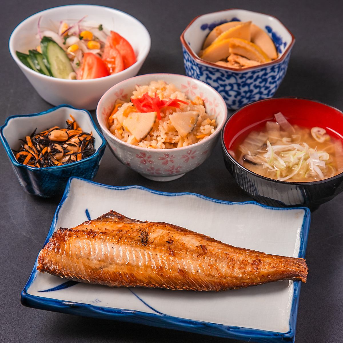 お昼からお酒をお飲みいただけます。カラオケと一緒に♪