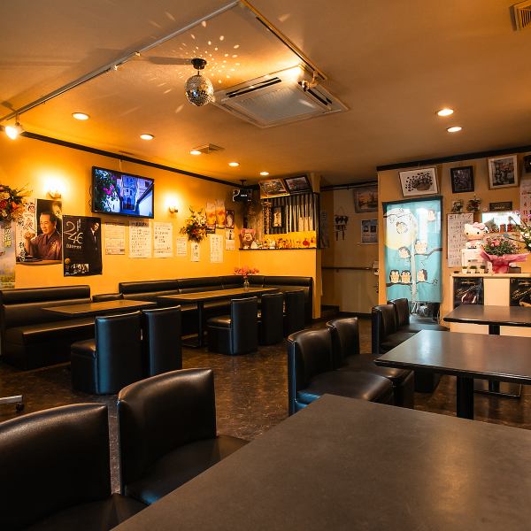 【広々とした快適な空間】当店の広々とした座席エリアは、仲間や家族との集まりにぴったりです。ゆったりとしたテーブル席で、楽しい会話やお食事を楽しむことができます。気軽に立ち寄れる雰囲気の中で、特別な時間をお過ごしください。みんなでワイワイ盛り上がりましょう★二次会利用にも最適です。