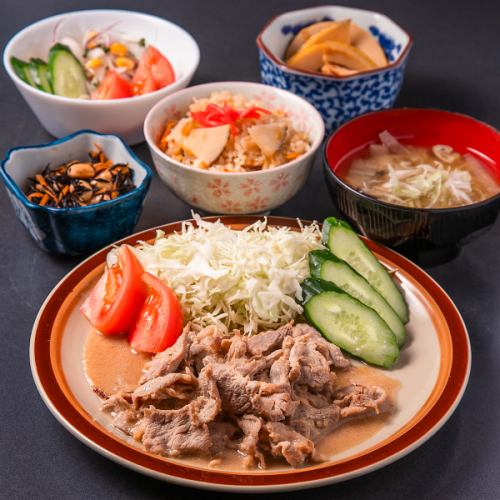 ランチ営業中！バラエティ豊かな定食を用意しています。