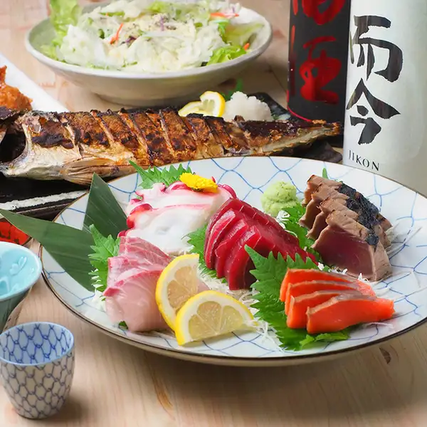 薩摩地鶏、カツオの刺身、九州各県の名物が堪能できる！