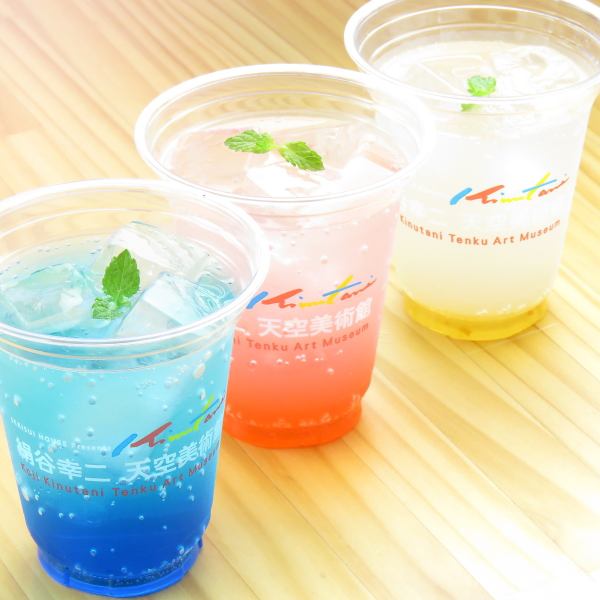 550 yen each for "Italian soda", a drink inspired by Koji Kinutani's work that looks great on Instagram and social media.