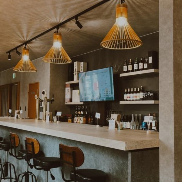 【お一人様OK！立ち飲みスペースもあります◎】当店では女性のお一人様でのご来店も大歓迎！気軽に利用できるカウンター席をご用意しております♪チャージなし＆1杯からでも大歓迎です！ぜひお気軽にお越しください！