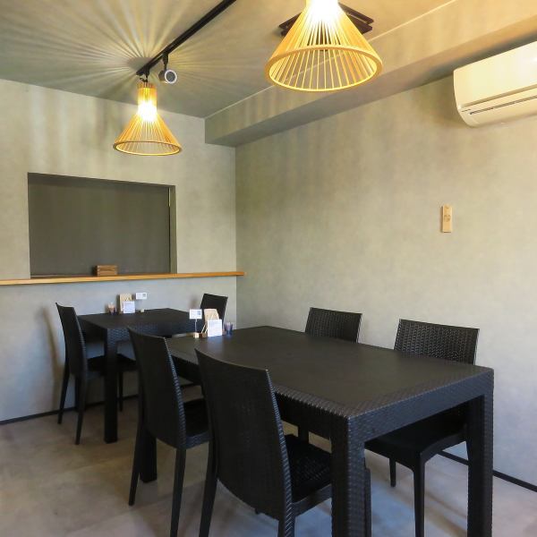 【ご友人や同僚との楽しい飲み会にぴったり◎2名様・4名様テーブル席を完備】2名掛けテーブルと4名掛けテーブルは連結でき、最大6名様までご利用いただけます♪0次会やちょい飲み、昼飲みなど、様々なシーンに対応しています！