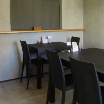 2名様掛けのテーブル席がございます。デート利用やご友人とのお食事など、カジュアルなシーンにもぴったりです♪