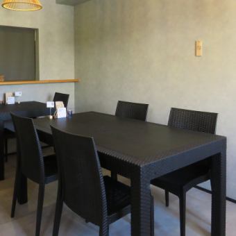 0次会利用やちょい飲みになどにちょうどいいお席です。お料理を囲んで、ゆったりと語らうひとときをお過ごしください◎