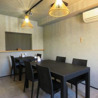 2名様掛けと4名様掛けテーブルは連結可能で最大6名様まで利用可能♪女子会などグループでの利用に最適です！