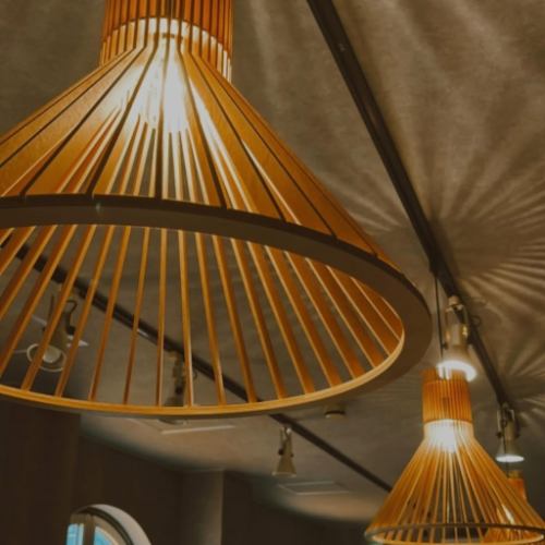 シックな内装に和テイストの照明が温かい雰囲気を演出♪