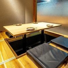 2名様のご利用やカップルにおすすめの横並びのお席です。2名様空間の個室です。プライベート空間を存分に味わってください。デートなど大事な方と特別な時間を過ごす時にご利用ください。