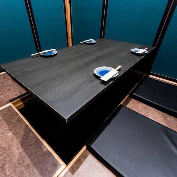 各種宴会に最適のくつろぎ空間の宴会個室。当店は数あるパターンのお席を全席掘りごたつ席でご用意しております。歓迎会、送別会、宴会に最適のくつろぎ空間の宴会個室や少人数のプライベート空間もございます。雰囲気を楽しみながら各種取り揃えた酒と本格料理をお愉しみください。