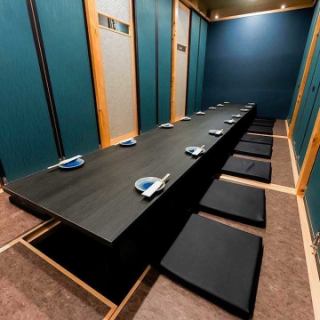 掘りごたつの完全個室です。接待・打ち合わせ・家族揃ってなど多種多様な部屋、自慢の個室で旨い酒飲んでください。