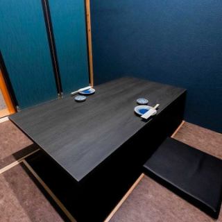 2名様のご利用やカップルにおすすめの横並びのお席です。2名様空間の個室です。プライベート空間を存分に味わってください。デートなど大事な方と特別な時間を過ごす時にご利用ください。