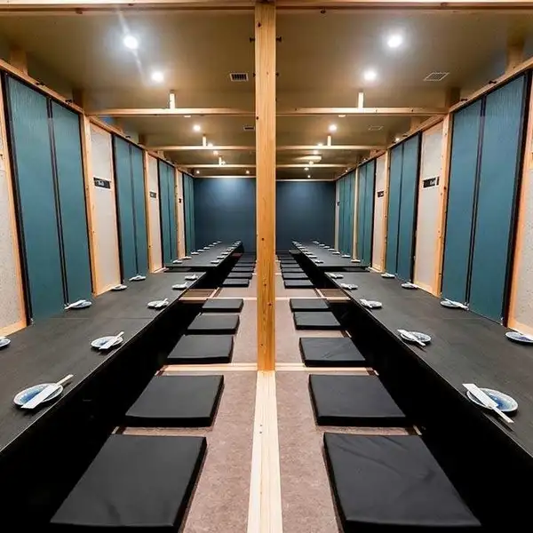 私人宴会厅提供轻松舒适的空间，是举办各种派对的理想场所。我们的餐厅提供多种座位选择，所有座位均为下沉式地板座位。我们提供私人宴会厅和小型私密空间，非常适合举办年终派对、欢迎派对、告别派对和非正式聚会。尽情享受这里的氛围，同时品尝我们种类繁多的酒水和正宗美食。