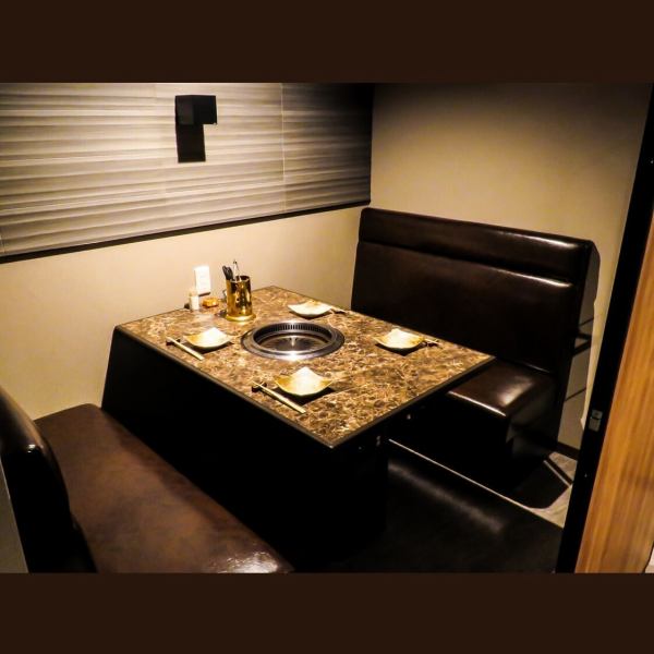 お料理だけでなく店内の内装にも手を抜かない、店主こだわりのおもてなし。焼肉店では珍しい、本革を使ったソファーは座り心地抜群です。ご友人とのお集まりやご家族でのお食事など当店で大切な時間をお過ごしください。