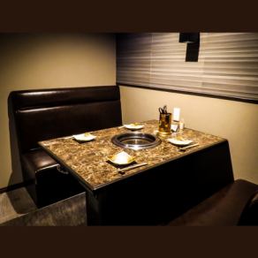 焼肉店では珍しい、本革を使ったソファー席です。極上の座り心地でゆったりとお寛ぎください。