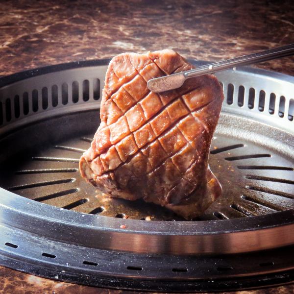 当店人気ナンバーワン『特上厚切り牛タン』。お客様に喜んで頂きたい―。その一心でご提供しております