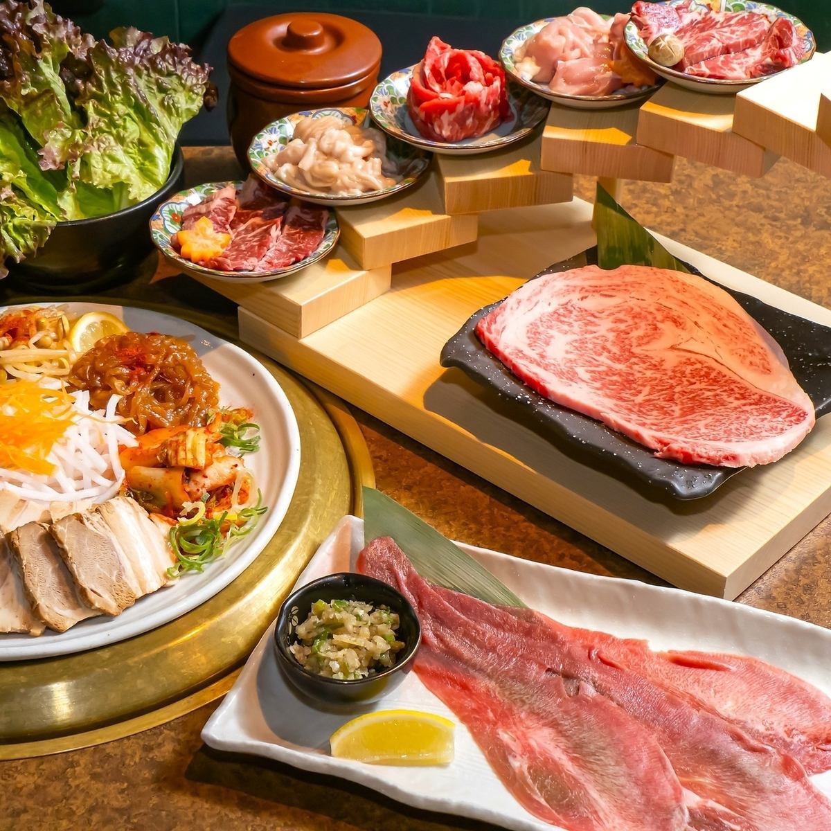 豪華樓梯拼盤及無限暢飲5,000日元起，與烤肉一起慶祝吧！