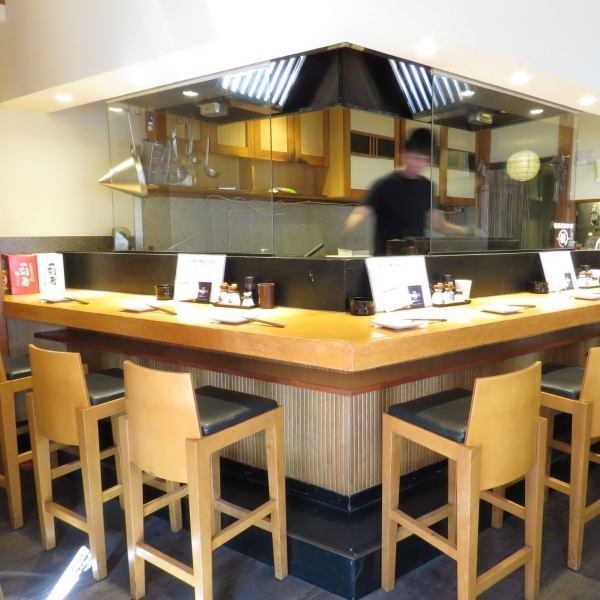 我觉得难以进入老式烤鸡肉串和居酒屋的形象。从商店外面很容易听到商店的情况，这是一个让一个人感到自由的空间。