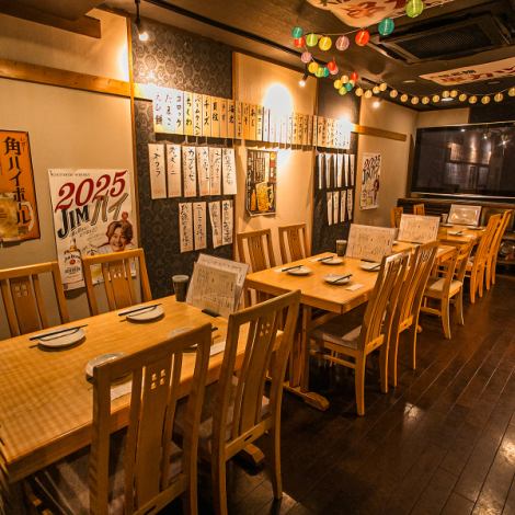 2階フロアは25～30名様までで貸切も可能で、65インチの大型モニターも完備！会社の宴会やイベント利用にも最適な広々空間です◎