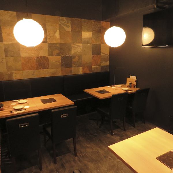 シックで落ち着いた店内で写真映え抜群な野菜肉巻き串含むコースをお楽しみください。デートや誕生日など、さまざまなシーンに。