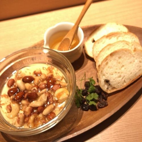 チーズ豆腐のハニーナッツソース(バケット添え)