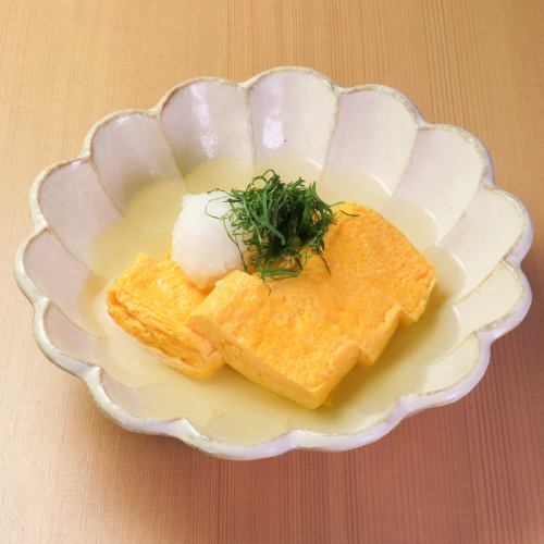 出汁に浸っただし巻き卵