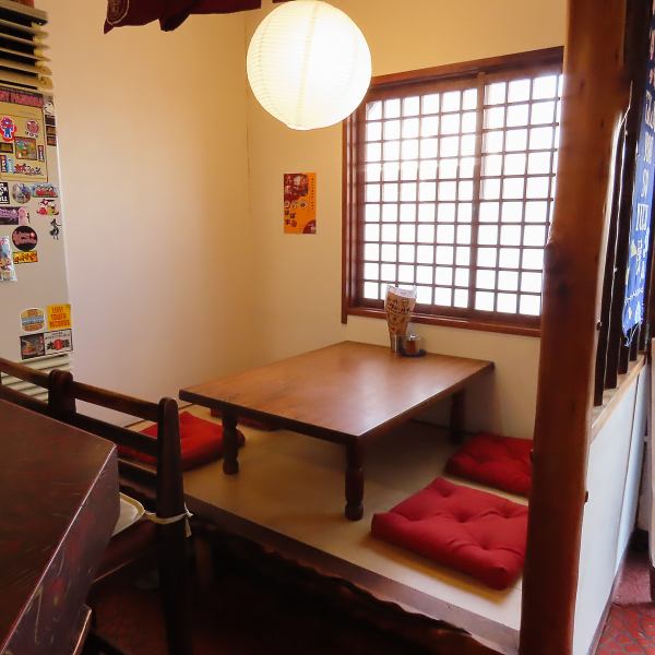 【気軽に宴会を楽しめるお席がございます】最大4名様までご利用いただけるテーブル席や座敷席をご用意しております。小規模の宴会やちょっとしたお集まりにぴったりです。落ち着きのある雰囲気の中、心温まるお料理をお楽しみください。