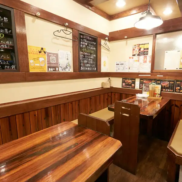 【1Fテーブル席】当店ではごゆっくりとお寛ぎ頂けるよう暖かみのある店内となっております!2名様からテーブル席をご利用頂けますので各種シーンにてご活用ください!また、お座敷席もご用意しておりますのでご家族やグループ是非お声がけください♪