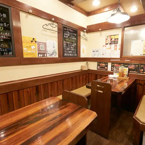<p>【1Fテーブル席】当店ではごゆっくりとお寛ぎ頂けるよう暖かみのある店内となっております!2名様からテーブル席をご利用頂けますので各種シーンにてご活用ください!また、お座敷席もご用意しておりますのでご家族やグループ是非お声がけください♪</p>