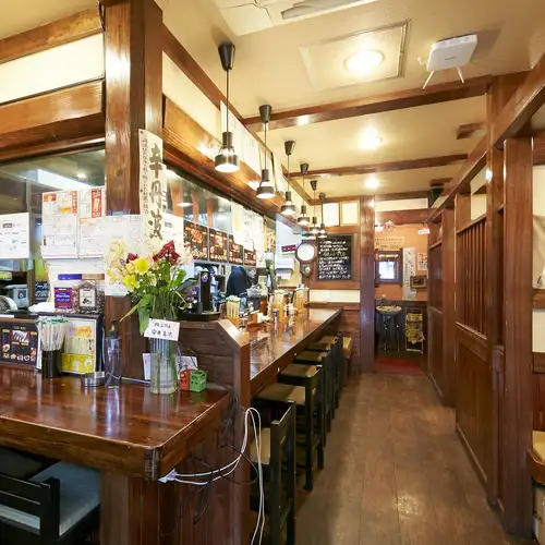 <p>【1Fカウンター席】お一人様からご利用頂けます♪仕事帰りにサクッとお酒と美味しいご飯を食べたい方、料理作るのが面倒な方、等々・・・当店には名物串焼きがございますのでお酒のアテにいかがでしょうか。徹底した感染症対策を行っておりますのでご安心してご来店くださいませ♪</p>