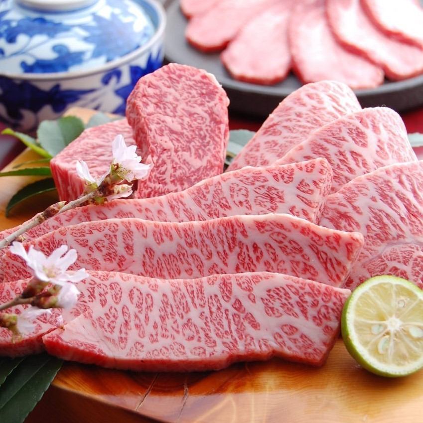 Setsugetsuhana Nagara is a restaurant specializing in brand-name Japanese beef yakiniku.Available upon reservation.