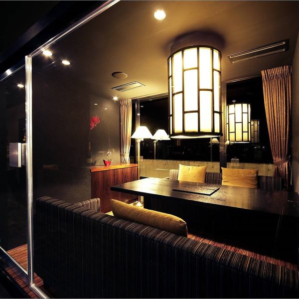 [For meals with family, friends and colleagues] Private room for 4-6 people.It is a room with a feeling of liberation with glass.You can enjoy yakiniku in a calm space.