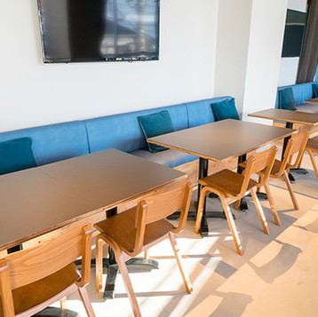 The table seats are eye-catching with the blue sofa! You can relax comfortably with the cushions.