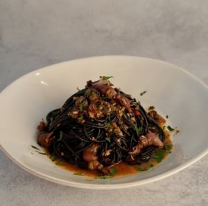 萤火虫鱿鱼 puttanesca、鱿鱼墨意大利面 nero