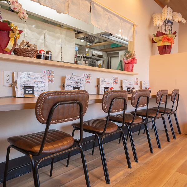 【カウンター５席】このお店は、カウンター席が特徴の居酒屋で、少人数での飲み会や友達との集まりにぴったりです。カウンター越しに料理を楽しむスタイルは、シェフの手元が見えるため、臨場感満点。目の前で調理される料理は新鮮で、香りも楽しめ、食欲を刺激します。