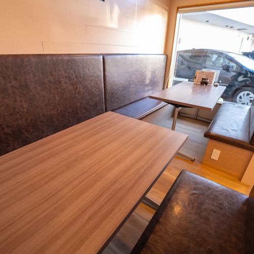 <p>広々としたテーブル席が特徴で、会社の飲み会やファミリーに最適な場所です。大人数での集まりにも対応できるように設計されており、リラックスした雰囲気の中で楽しいひとときを過ごすことができます。会社の仲間たちとの飲み会では、和気あいあいとした会話が弾み、日頃の疲れを忘れさせてくれることでしょう。</p>