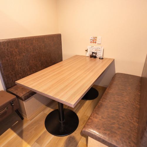 <p>大切な人との会話を楽しむために設計されたこのスペースは、周囲の目を気にせず、心ゆくまでリラックスできる環境を提供します。友人や恋人との特別なディナー、またはビジネスの大切な打ち合わせにも最適です。</p>