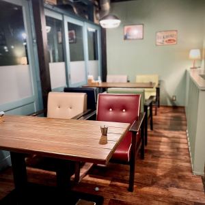 We also have table seating in a private room-like space.It is relatively quiet, so you can relax without worrying about the people around you.High chairs for children are also available.