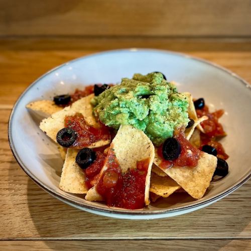 Guacamole & Salsa Nachos