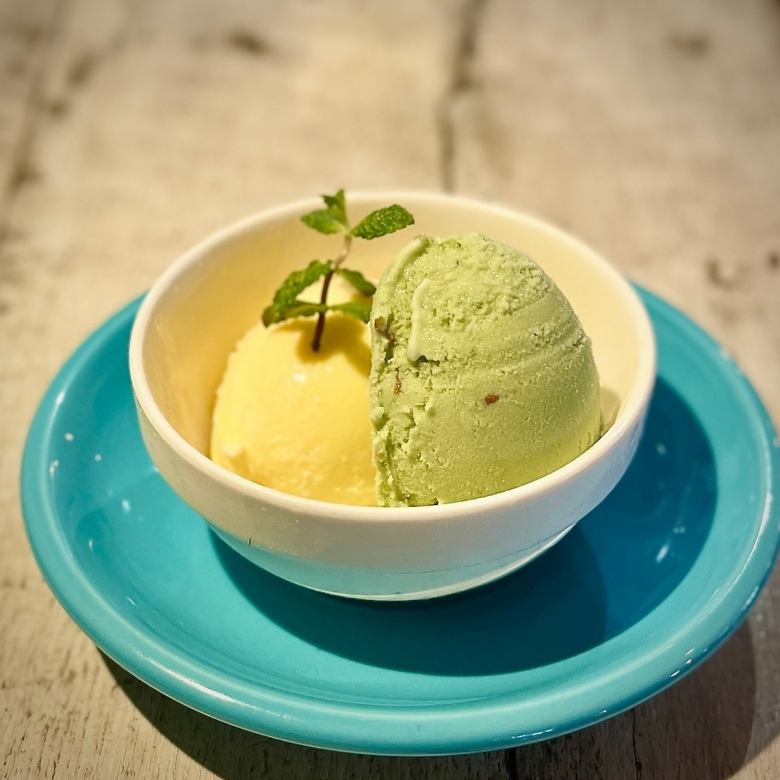 Double ice cream (premium vanilla/roasted pistachio)